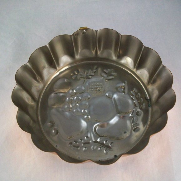 Vintage Round Copper Fluted Fruit Cluster Mold Korea 8" - Picture 6 of 8